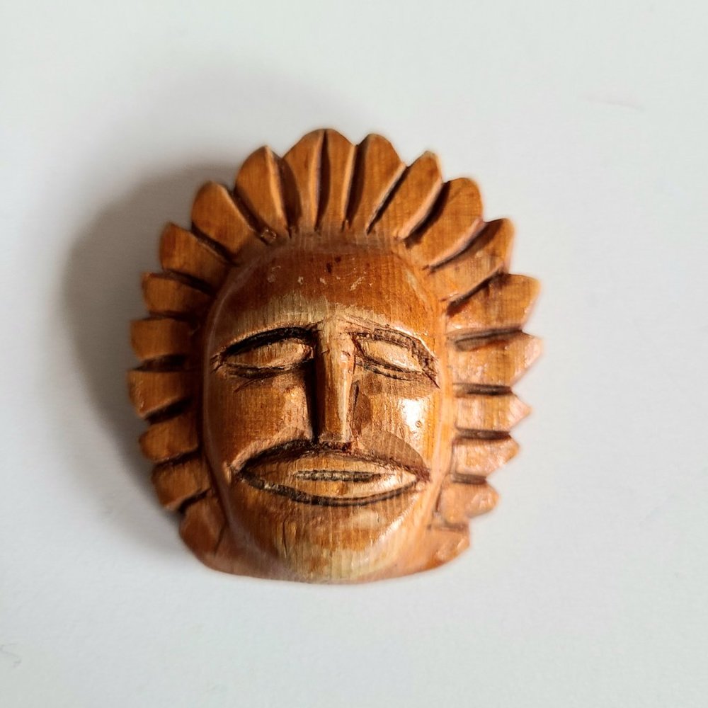 Wooden hand carved tribal brooch from 1940s(?) - Picture 2 of 4